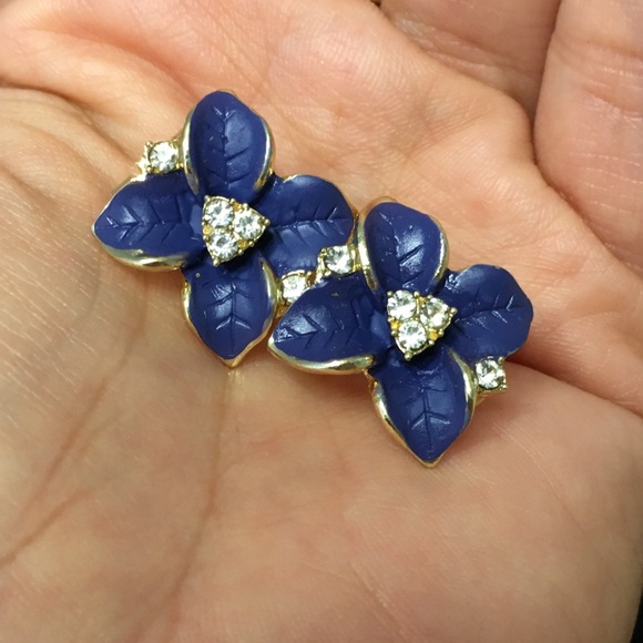 Gold tone Royal Blue Flower earrings ear ring - Picture 3 of 7